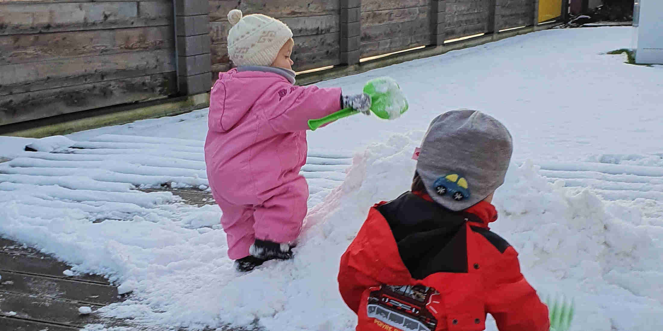 Im-Winter-mit-Kindern-einfach-Schneeburgen-statt-Sandburgen-bauen